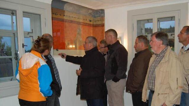 Beeindruckt zeigten sich die Gemeinderäte von der gelungenen Renovierung des ehemaligen Pfarrhauses Hassenbach.  Fotos: Günther Straub