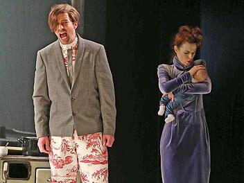 Trautes Familienglück? Johannes Vockerat (Frederik Leberle) schreit seinen Frust heraus, seine Frau Käthe (Sandrina Nitschke) versucht derweil, den Nachwuchs zu beruhigen. Foto: Henning Rosenbusch