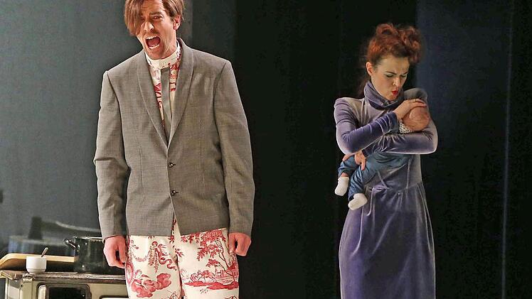Trautes Familienglück? Johannes Vockerat (Frederik Leberle) schreit seinen Frust heraus, seine Frau Käthe (Sandrina Nitschke) versucht derweil, den Nachwuchs zu beruhigen. Foto: Henning Rosenbusch