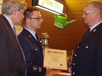 Heinrich Förtsch (r.) wurde zum Ehrenvorsitzenden ernannt. Das Bild zeigt ihn mit (v. l.) Bürgermeister Wolfgang Förtsch sowie Vorsitzenden Alexander Hoderlein.