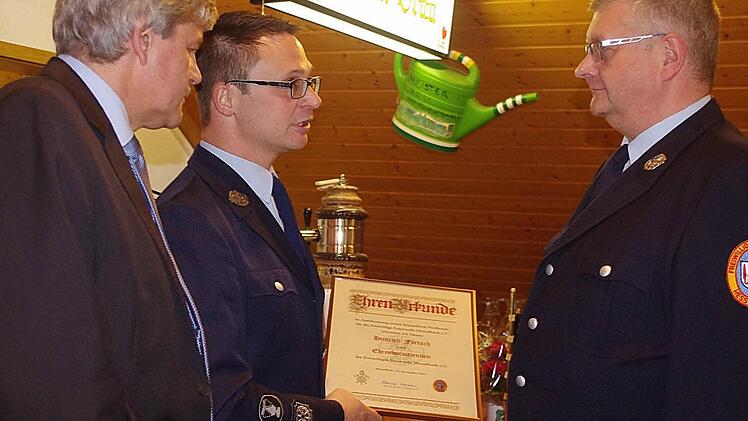 Heinrich Förtsch (r.) wurde zum Ehrenvorsitzenden ernannt. Das Bild zeigt ihn mit (v. l.) Bürgermeister Wolfgang Förtsch sowie Vorsitzenden Alexander Hoderlein.
