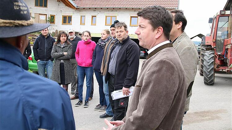 MdL Sandro Kirchner im Gespräch mit den Landwirten auf Greubels Hof. Foto: Gerd Schaar
