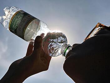 Trinken hilft bei tropischen Temperaturen - deftig essen auch. Foto: dpa/Grubitzsch