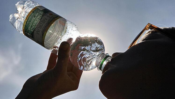 Trinken hilft bei tropischen Temperaturen - deftig essen auch. Foto: dpa/Grubitzsch