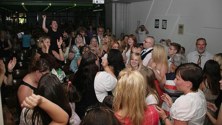 Nach der Zeugnisübergabe wurde in der Aula gefeiert. Foto: Sylvia Hubele