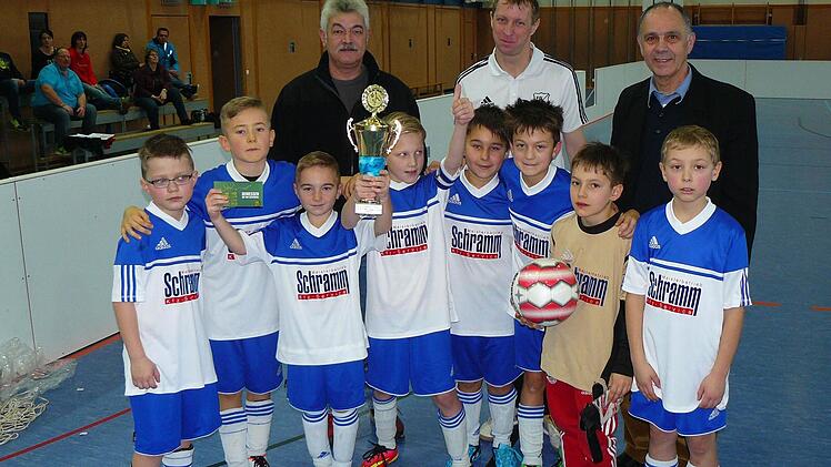 Bei den E3-Junioren siegte der FC Marktleugast. Mit ihnen freute sich auch der Marktleugaster Bürgermeister Franz Uome (hinten rechts). Foto: Klaus-Peter Wulf