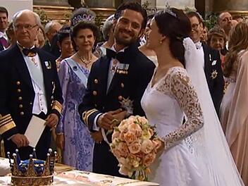 Hubertus Prinz von Sachsen-Coburg und Gotha ist hier gleich schräg links hinter König Carl Gustaf und Königin Silvia zu sehen. Vorne rechts das Brautpaar, Prinz Carl Philip von Schweden und seine Sofia. Repro: Ulrike Nauer / Material: ZDF