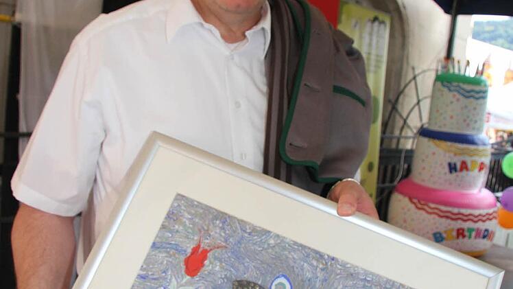 Das Family Fun Festival wird 25 Jahre, zeigt Oberbürgermeister Henry Schramm bildlich an. Foto: Sonja Adam