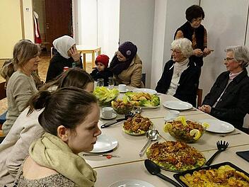 Gemeinsames Essen nach dem multireligiösen Gespräch gehört in der Katharina von Bora- Gemeinde dazu.