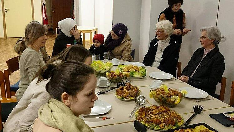 Gemeinsames Essen nach dem multireligiösen Gespräch gehört in der Katharina von Bora- Gemeinde dazu.