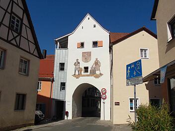 Das Hiltpoltsteiner Tor und der neue Fußgängerdurchgang (l.). Der Stadtrat diskutierte um Fahrbahnschwellen vor dem Tor. Rechts das Mesnerhaus, das größte Projekt der Altstadtfreunde. Foto: Petra Malbrich