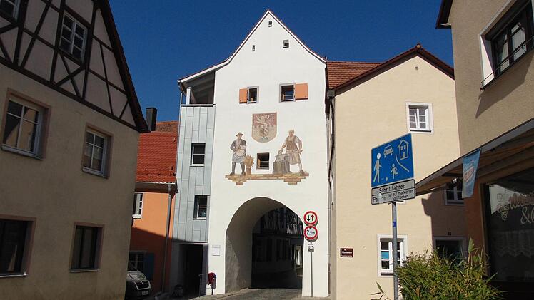 Das Hiltpoltsteiner Tor und der neue Fußgängerdurchgang (l.). Der Stadtrat diskutierte um Fahrbahnschwellen vor dem Tor. Rechts das Mesnerhaus, das größte Projekt der Altstadtfreunde. Foto: Petra Malbrich