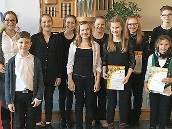 Die erfolgreichen Teilnehmer am Solo-/Duo-Wettbewerb des Bayeri-schen Blasmusikverbandes: Helen Reheuser, Johanna Krug, Felix Krug, Annika Baum, Julia Baum, Tina Baum, Marion Loos, Sonja Lindner, Saskia Witterauf, Julie Minke, Elisabeth Kral, Amelie Drescher  Foto: KMS