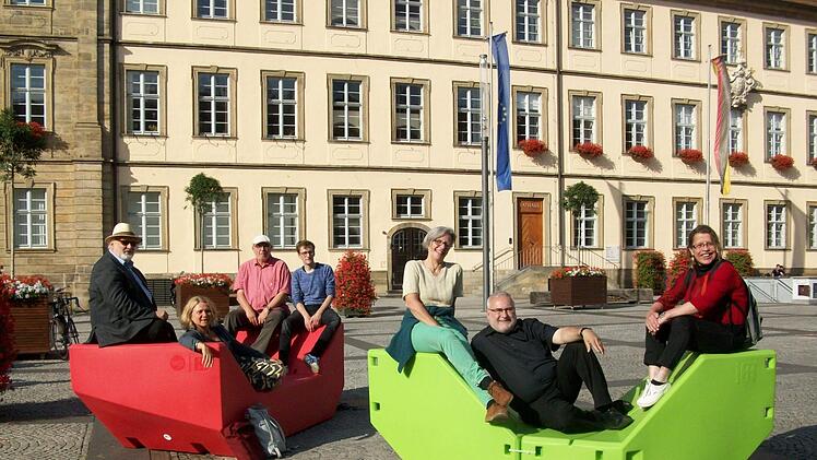 Bambergs Grüne posierten schon einmal auf den neuen Sitzgelegenheiten. Ihnen gefallen die bunten Möbel. Die GAL-Fraktion schlägt deshalb vor, Sponsoren für die Möbel zu suchen.  Foto: p.