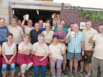 Die Vereinsmitglieder hatten allen Grund, den Probeschluck zu genießen, denn der Gerstensaft ist gelungen, das Brauhaus hervorragend saniert und das Dorf schön gestaltet.  Foto: Doris Weidner