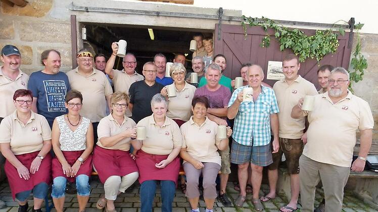 Die Vereinsmitglieder hatten allen Grund, den Probeschluck zu genießen, denn der Gerstensaft ist gelungen, das Brauhaus hervorragend saniert und das Dorf schön gestaltet.  Foto: Doris Weidner