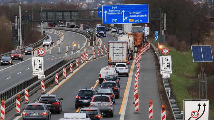 An den Anschlussstellen, wie hier an der A 73-Ausfahrt Forchheim-Süd ist besondere Vorsicht geboten. Was viele nicht beachten: Für Kfzs, die breiter als zwei Meter sind, gilt ein Überholverbot. Foto: Josef Hofbauer