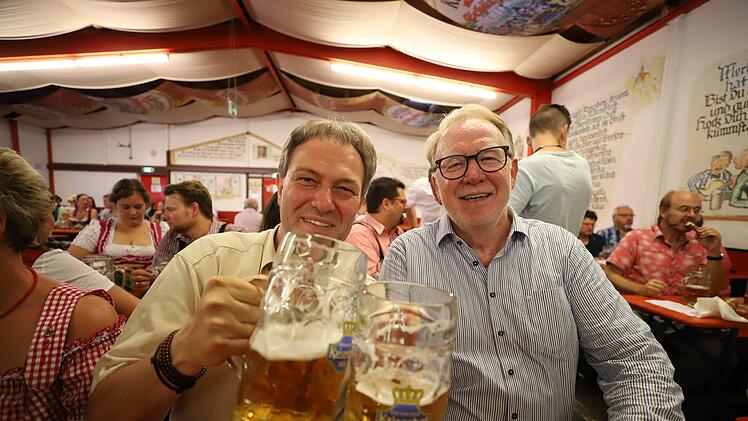 Landrat Klaus Löffler (links) und Bundestagsabgeordneter Hans Michelbach ließen sich das Bier schmecken. Foto: Marian Hamacher