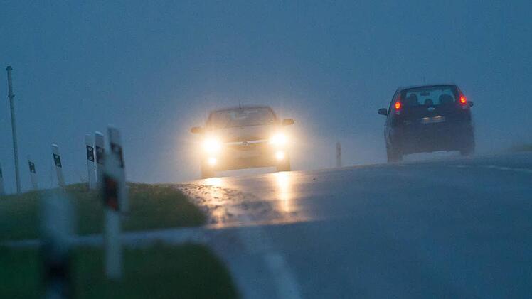 Eine junge Autofahrerin im Landkreis Forchheim war w&auml;hrend der Fahrt unsicher, ob ihr Licht eingeschaltet ist. Das wurde ihr zum Verh&auml;ngnis. Foto: Tobias Hase/dpa