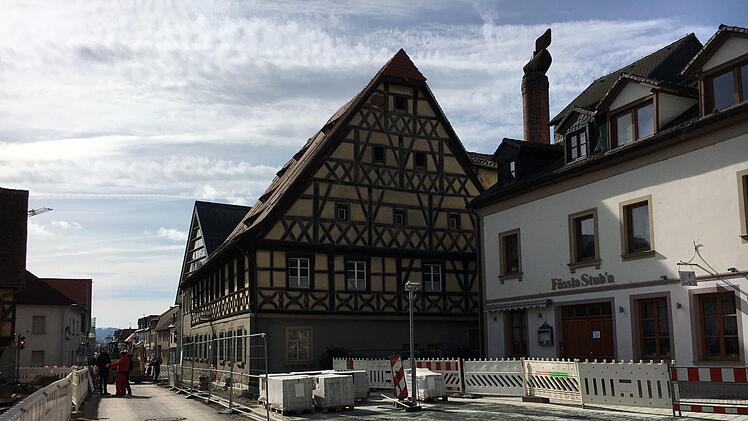 Die Arbeiten am Hallstadter Großprojekt  Marktplatzgestaltung/Lichtenfelser Straße kommen gut voran. Man spart wohl ein Jahr ein, Grund für das Baustellenfest am Freitag. Foto: Anette Schreiber