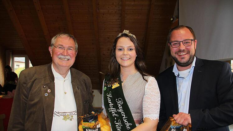 Gruppenbild mit Kartoffeln (von links):  , Bernd Reinhardt von der Dorfgemeinschaft Kipfendorf/Thierach, Kartoffelkönigin Ramona I. und Landrat Sebastian Straubel.  Oliver Schmidt