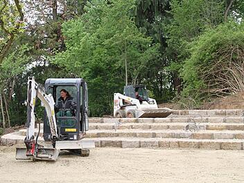 Noch bearbeiten schwere Baumaschinen das Gelände. Die erste Vorstellung im neuen Gartentheater ist für Pfingstsonntag geplant.  Foto: Gerda Völk
