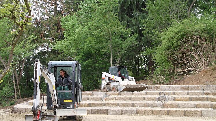 Noch bearbeiten schwere Baumaschinen das Gelände. Die erste Vorstellung im neuen Gartentheater ist für Pfingstsonntag geplant.  Foto: Gerda Völk
