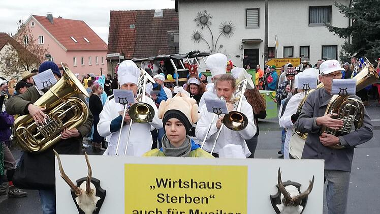 Turbulentes Faschingstreiben im Altort Ebenhausen. Foto: Sigismund von Dobschütz