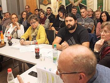 Die Beratung über die Zulässigkeit des Bürgerbegehrens wegen der umstrittenen Zufahrt zum geplanten Baugebiet "Herrenwald" stieß bei den Bürgern auf großes Interesse. Mehr als 25 Personen nahmen an der öffentlichen Sitzung des Gemeinderates Ebelsbach teil.  Fotos: Günther Geiling