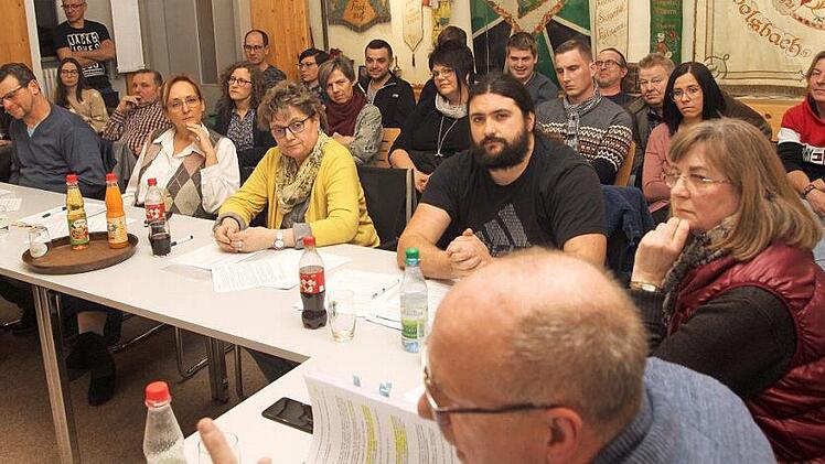 Die Beratung über die Zulässigkeit des Bürgerbegehrens wegen der umstrittenen Zufahrt zum geplanten Baugebiet "Herrenwald" stieß bei den Bürgern auf großes Interesse. Mehr als 25 Personen nahmen an der öffentlichen Sitzung des Gemeinderates Ebelsbach teil.  Fotos: Günther Geiling