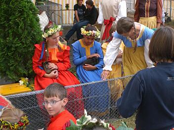 Bei Schutzengelfest ist der Kleintierzuchtverein Münnerstadt immer dabei. Das kommt beim Nachwuchs an. Inzwischen dürfen die Tiere zwar nicht mehr aus ihren Käfigen genommen werden