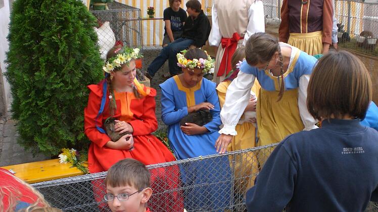 Bei Schutzengelfest ist der Kleintierzuchtverein Münnerstadt immer dabei. Das kommt beim Nachwuchs an. Inzwischen dürfen die Tiere zwar nicht mehr aus ihren Käfigen genommen werden