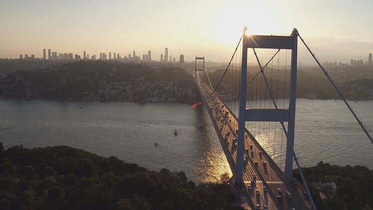 Istanbul - hier die Sultan-Selim-Brücke über den Bosporus -  ist laut, chaotisch, und viel zu klein für seine gut 15 Millionen Bewohner. Der Film von Phoebe Gaa beginnt in der Dämmerung des Abends und endet am Morgen, wenn die meisten Menschen ausgeschlafen zur Arbeit gehen.