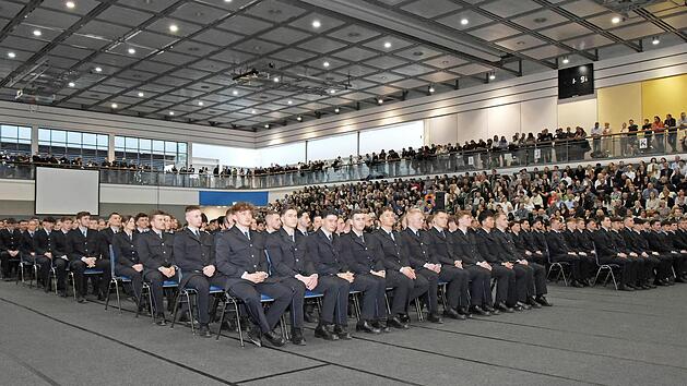 454 Polizeimeisterinnen und Polizeimeister bei ihrer Verabschiedung.