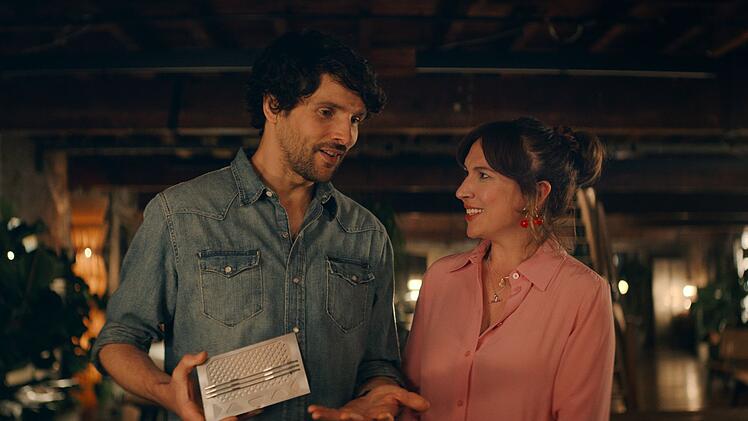 Im B&uuml;ro lernt Nikki (Esther Smith) den charmanten Kerry (Colin Morgan) kennen und erz&auml;hlt ihrem Ehemann erstmal nichts von ihrer neuen Bekanntschaft.