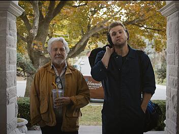 Klavierstimmer Harry (Dustin Hoffman, links) ist fast taub, sein Lehrling Niki (Leo Woodall) h&ouml;rt daf&uuml;r umso besser.