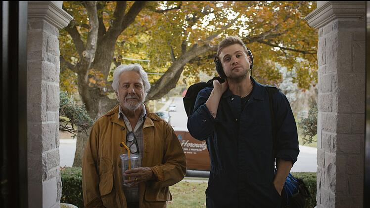 Klavierstimmer Harry (Dustin Hoffman, links) ist fast taub, sein Lehrling Niki (Leo Woodall) h&ouml;rt daf&uuml;r umso besser.