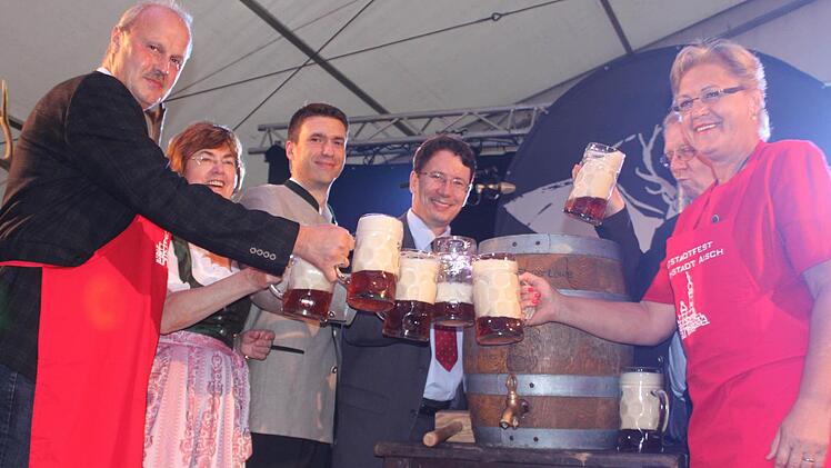 Ein Prosit auf die Polit-Prominenz. Foto: Michael Schulbert