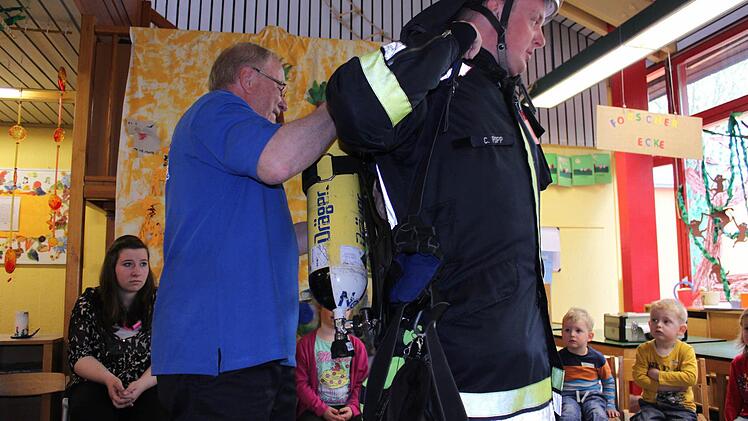 Die Flasche mit Atemluft trägt der Feuerwehrmann wie einen Rucksack.