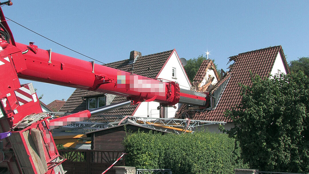 Kran stürzt auf Wohnhaus