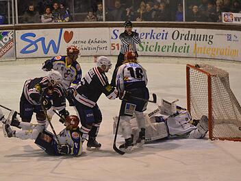 Goalie am Boden, Puck im Tor: Bad Kissingens Alexander Engel (Mitte) trifft in dieser Szene im Derby in Schweinfurt zum 0:1, was (v.r.) der Schweinfurter Keeper Timo Jung sowie Jonas Knaup, Andi Kleider und Fritz Geuder nicht verhindern können.  Foto: Marion Wetterich