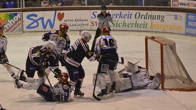 Goalie am Boden, Puck im Tor: Bad Kissingens Alexander Engel (Mitte) trifft in dieser Szene im Derby in Schweinfurt zum 0:1, was (v.r.) der Schweinfurter Keeper Timo Jung sowie Jonas Knaup, Andi Kleider und Fritz Geuder nicht verhindern können.  Foto: Marion Wetterich
