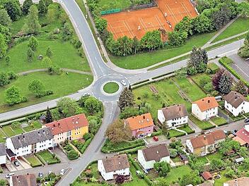 Etwas weiter in Richtung Gymnasium als auf dieser Fotomontage rückt der neue Kreisel an Coburger- und Gymnasiumsstraße. Und er wird auch noch etwas größer.  Fotos: Ronald Rinklef/Fotomontage: Franziska Schäfer
