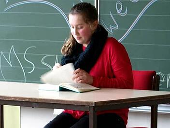 Sanna Wenzel vom KZG hat die Jury beim Vorlese-Kreisentscheid am meisten überzeugt.  Foto: Susanne Deuerling