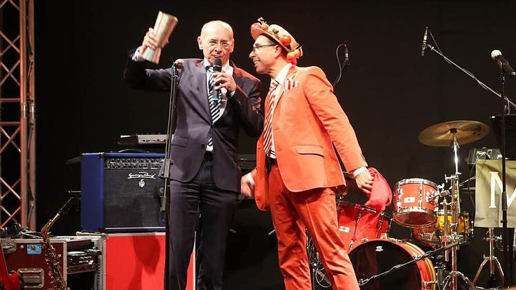 Volksbank-Chef Gregor Scheller freut sich über einen "Wanderpokal", den er gleich wieder zurückgeben muss,