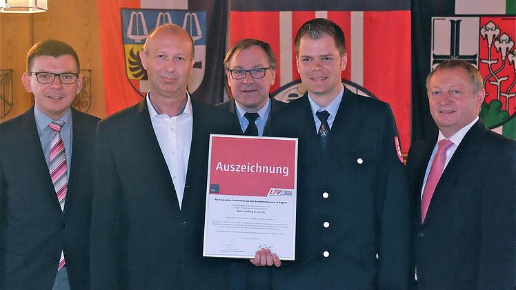 Eine Auszeichnungsurkunde für die Freistellung von Mitarbeitern zu Feuerwehreinsätzen ging von der Kreisfeuerwehr an die Schilling-Bank. (V. l.): Armin Warmuth, Armin Gerlach, Benno Metz, Sebastian Sebald und Thomas Bold.