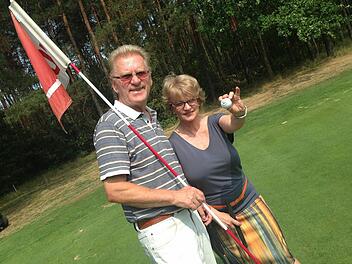 Golfclubpräsident Klaus Dirks und Pressereferentin Jutta Kirschner freuen sich über die Wiedereröffnung des Platzes. Das erste Turnier hat bereits stattgefunden. Foto: Anna Lienhardt