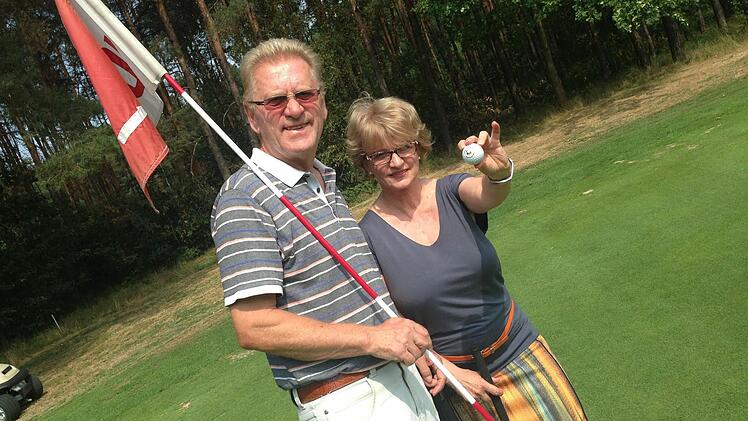 Golfclubpräsident Klaus Dirks und Pressereferentin Jutta Kirschner freuen sich über die Wiedereröffnung des Platzes. Das erste Turnier hat bereits stattgefunden. Foto: Anna Lienhardt
