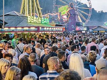 Die Freischießen-Zwischenbilanz fällt überwiegend positiv aus. Viel los war vor allem am Samstag, als dieses Bild entstand.  Foto: Marian Hamacher