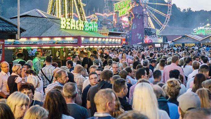 Die Freischießen-Zwischenbilanz fällt überwiegend positiv aus. Viel los war vor allem am Samstag, als dieses Bild entstand.  Foto: Marian Hamacher